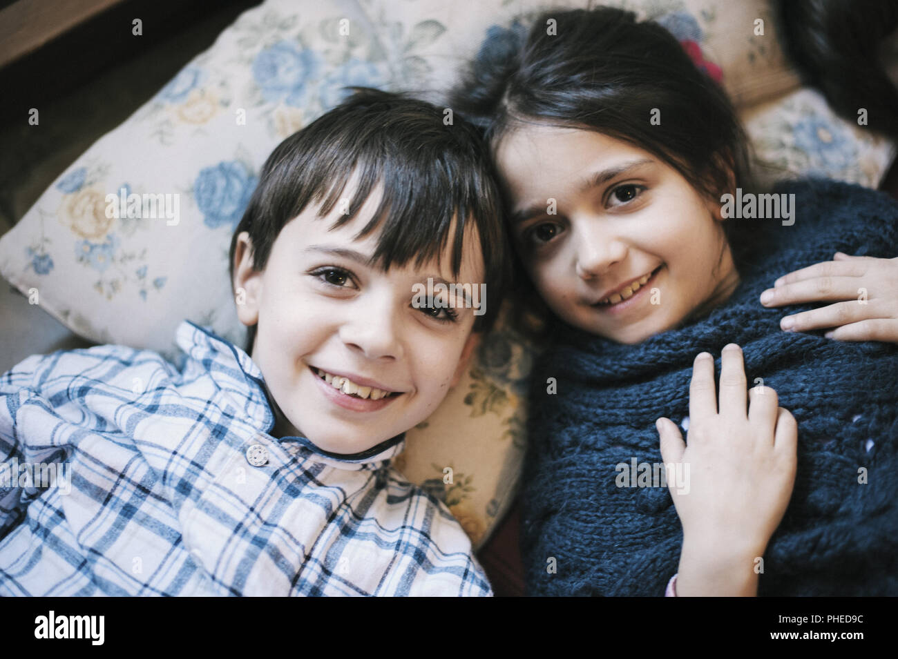 Ritratto di fratelli in pigiama a casa Foto Stock