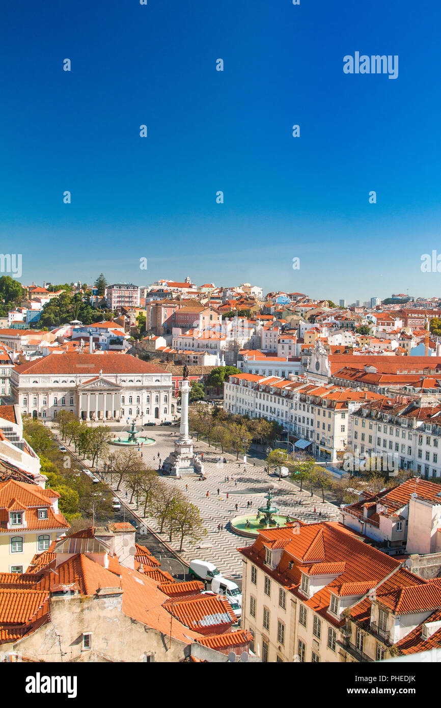 Lo skyline di Lisbona dall'Elevador de Santa Justa. Edificio nel centro è il Teatro Nazionale D. Maria II su Piazza Rossio (Piazza Pedro IV) a Lisbona Portogallo Foto Stock