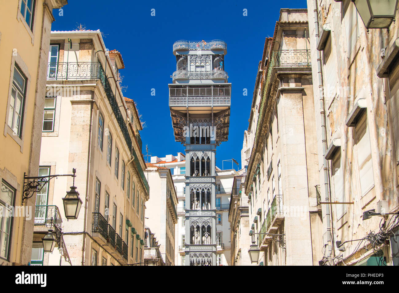 Famoso Elevador de Santa Justa nel quartiere di Baixa a Lisbona, Portogallo, secolo XIX progetto da Raul Mesnier de Ponsard Foto Stock