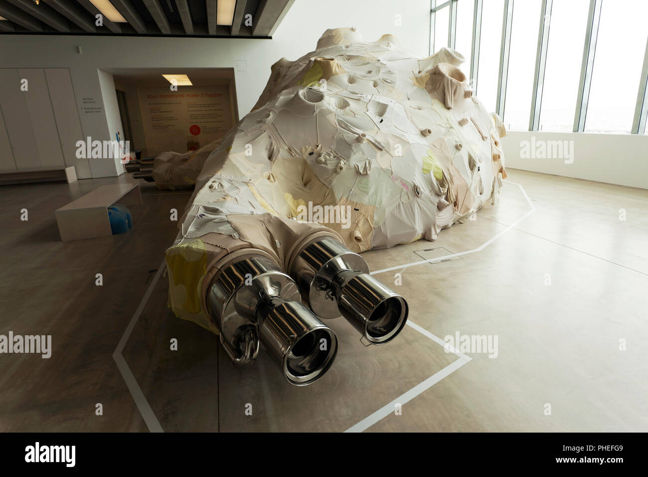 YIn Xiuzhen di installazione del 'Digestive cavità' sulla visualizzazione temporanea al contemporaneo Turner, Margate, Kent Foto Stock