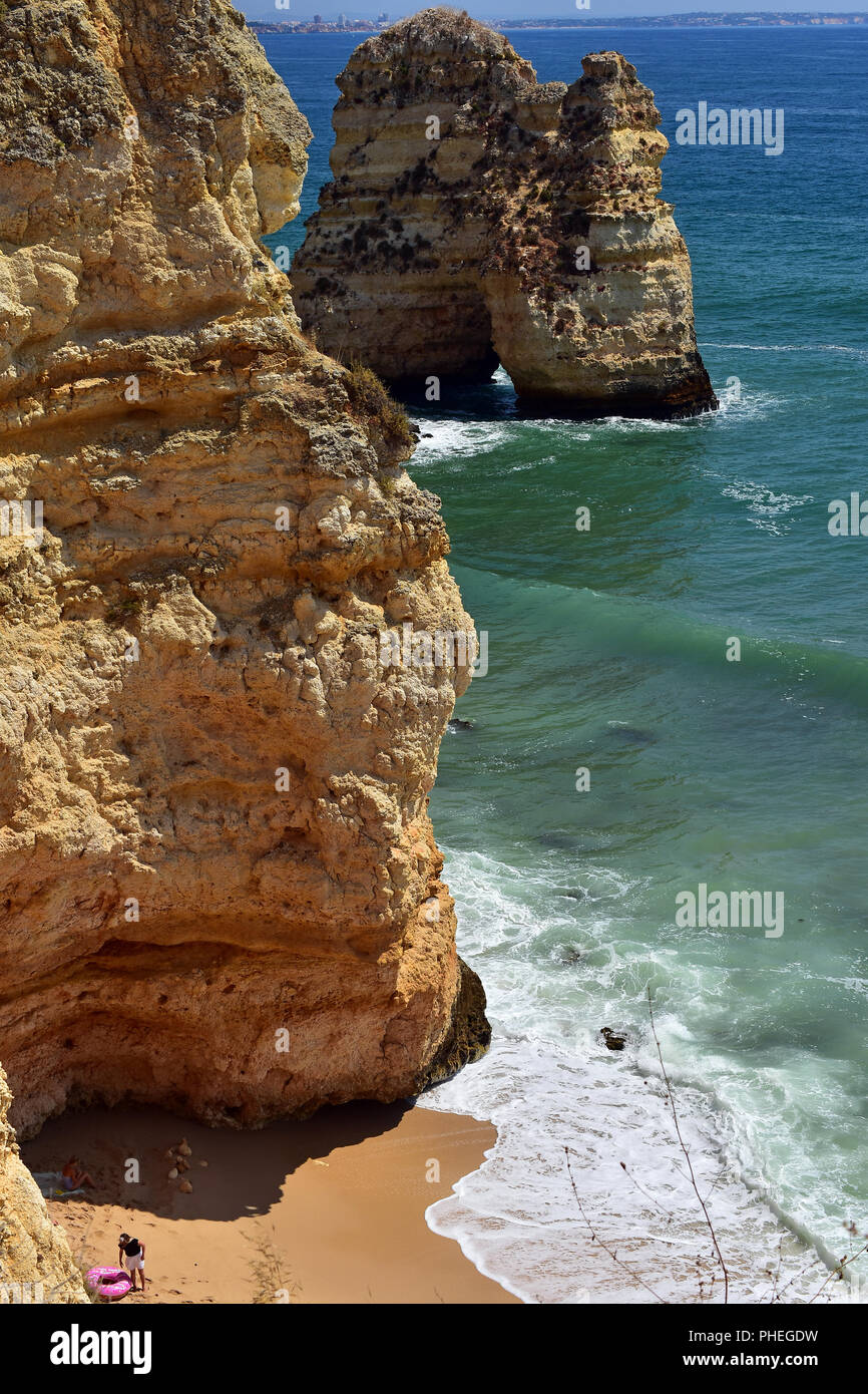Scogliere e formazioni rocciose sulla costa di ponta da piedade in Portogallo Foto Stock