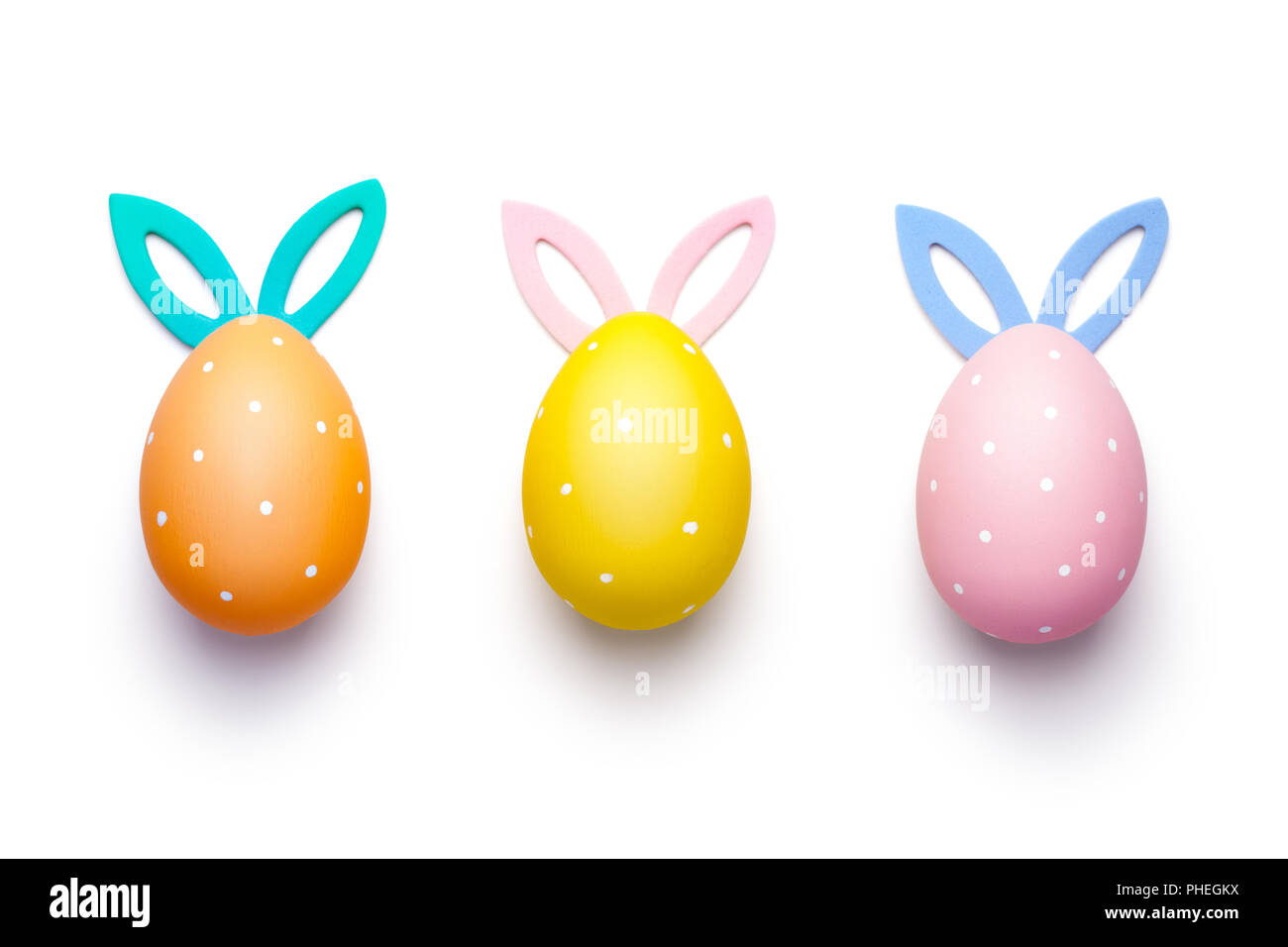 Le uova di pasqua con orecchie di coniglietto isolati su sfondo bianco Foto Stock