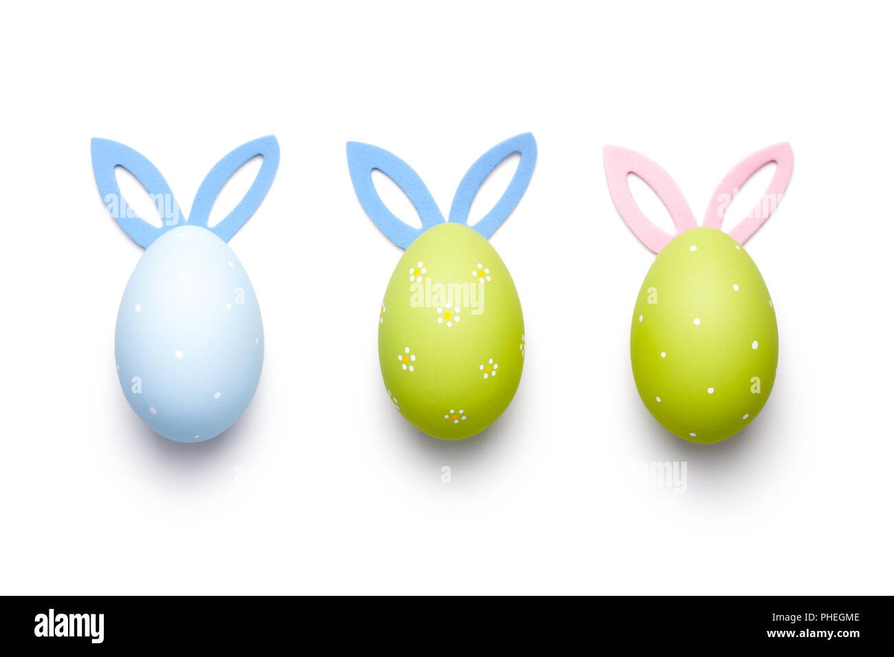 Le uova di pasqua con orecchie di coniglietto isolati su sfondo bianco Foto Stock