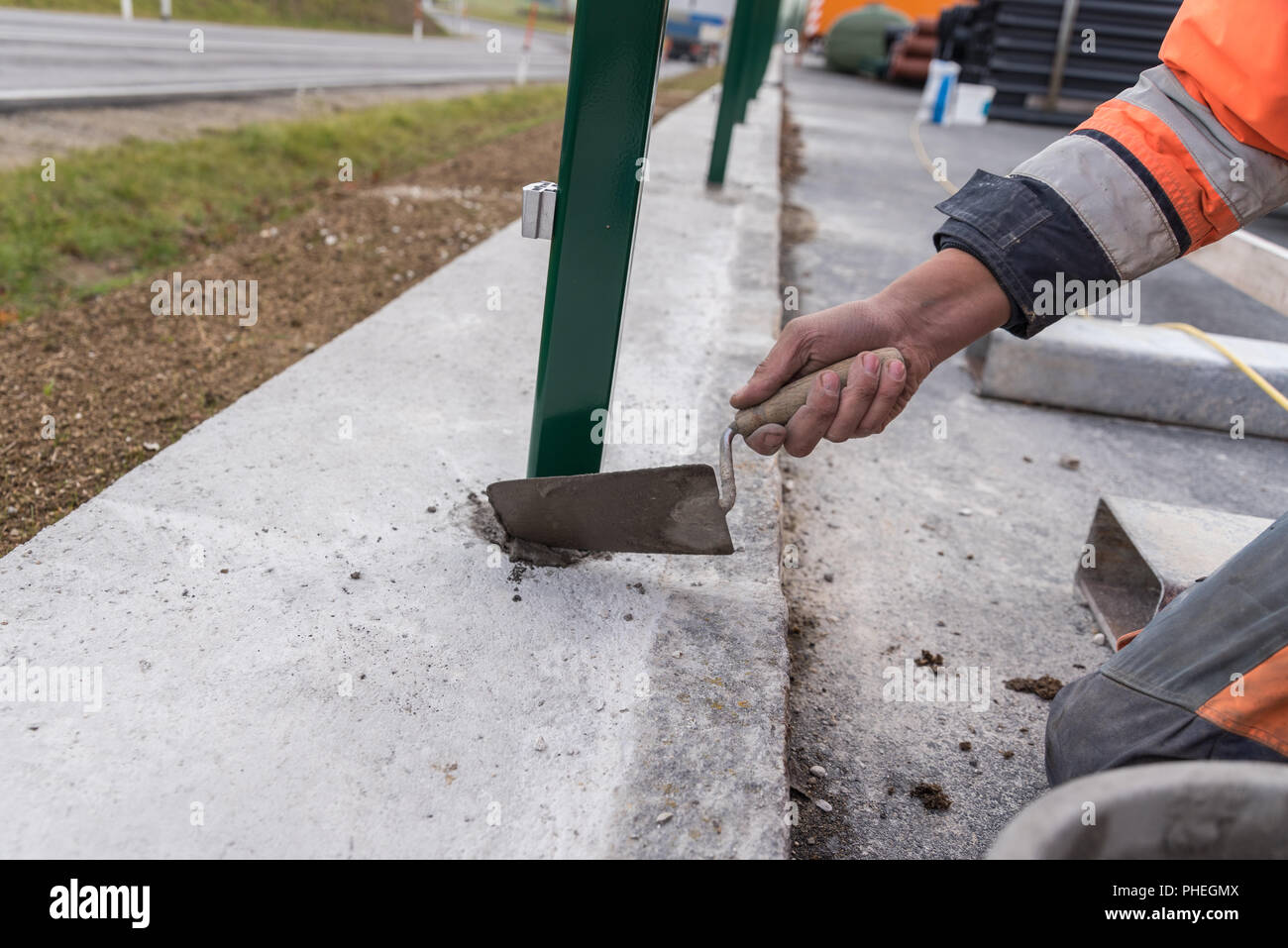 Muratore rivestite di cemento con una cazzuola intonacatrice - primo piano di lavoro di muratura Foto Stock