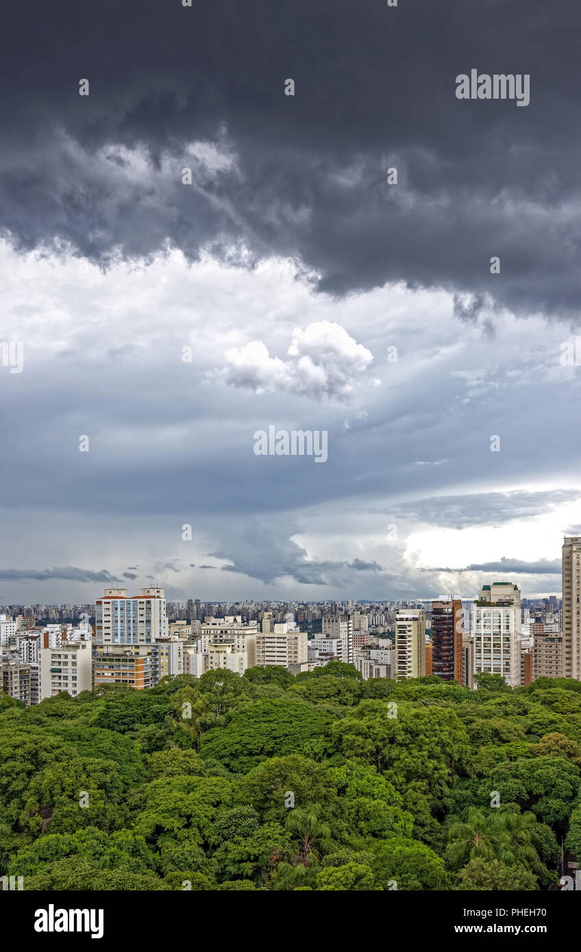 Oscura pioggia nuvole sopra Sao Paulo City Foto Stock