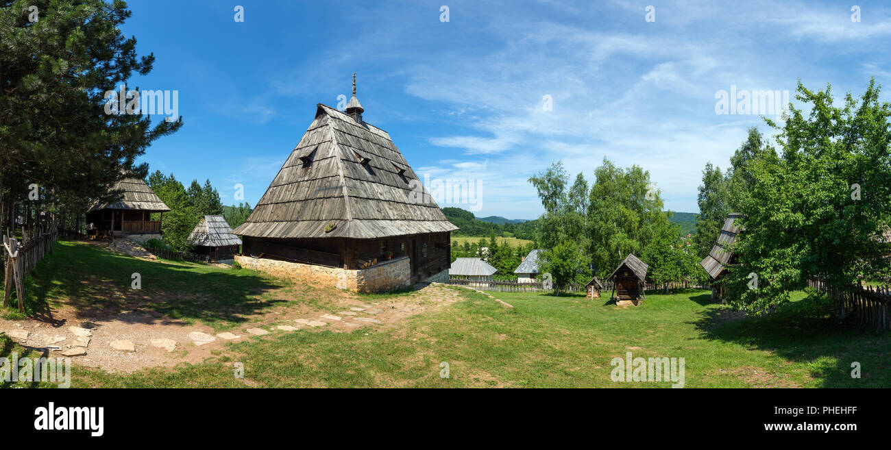 Vecchie case di etno villaggio in Serbia Foto Stock