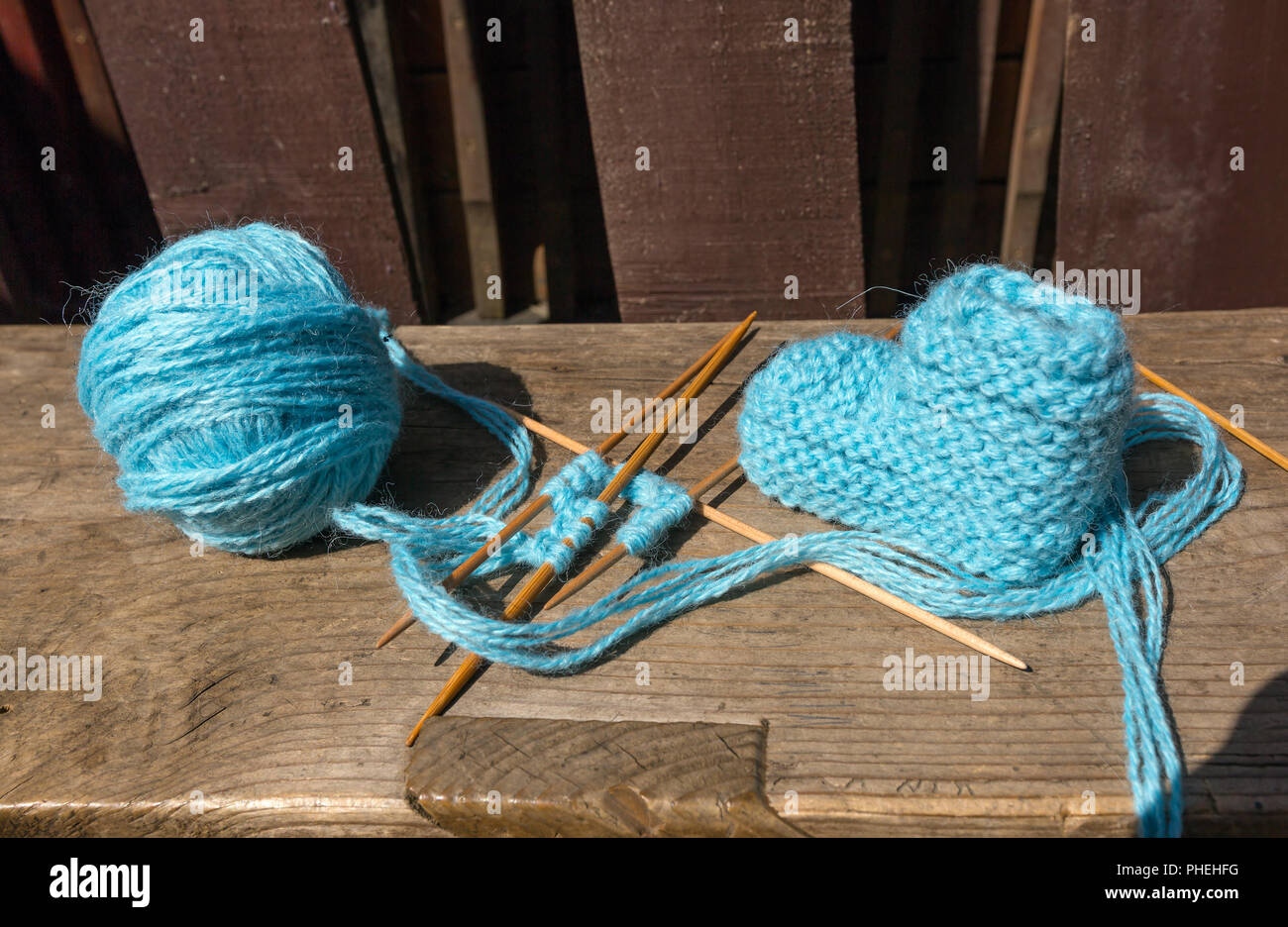 Lavorazione a maglia di calze di lana blu Foto Stock
