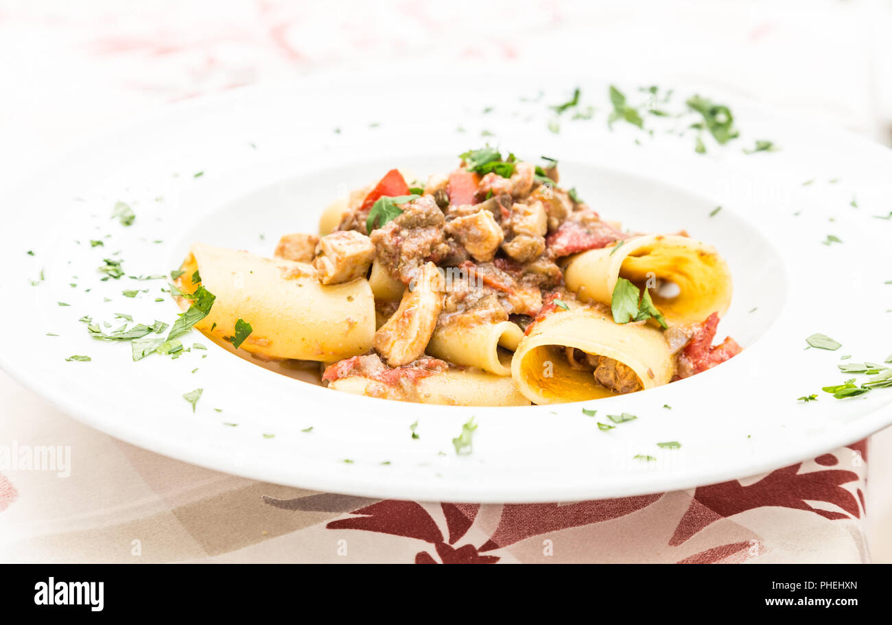 Italiano pasta paccheri con Pesce Spada Foto Stock