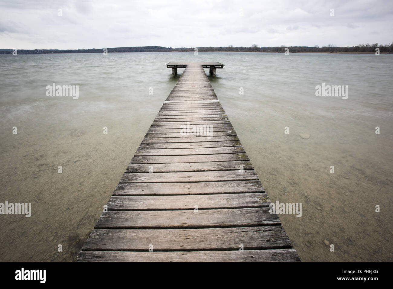 Lonesome molo in legno sul lago Ammersee in Germania Foto Stock