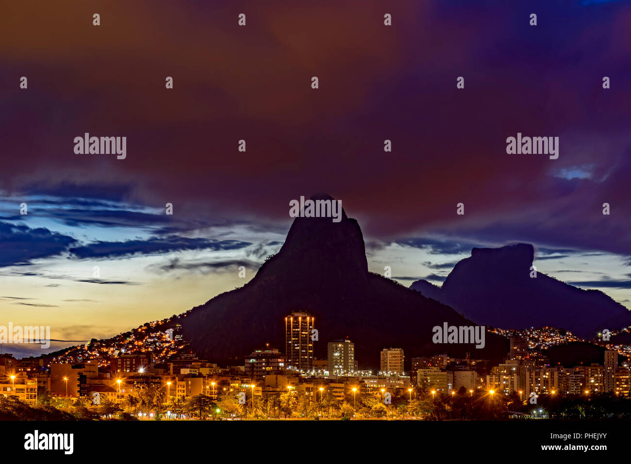Skyline HDR della città di Rio de Janeiro al tramonto Foto Stock