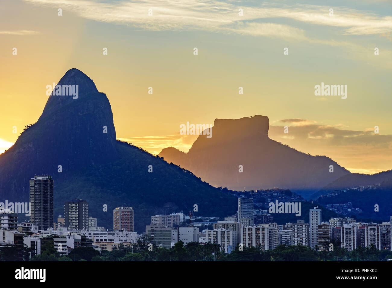 Edifici di Leblon e colline di Rio de Janeiro al tramonto Foto Stock