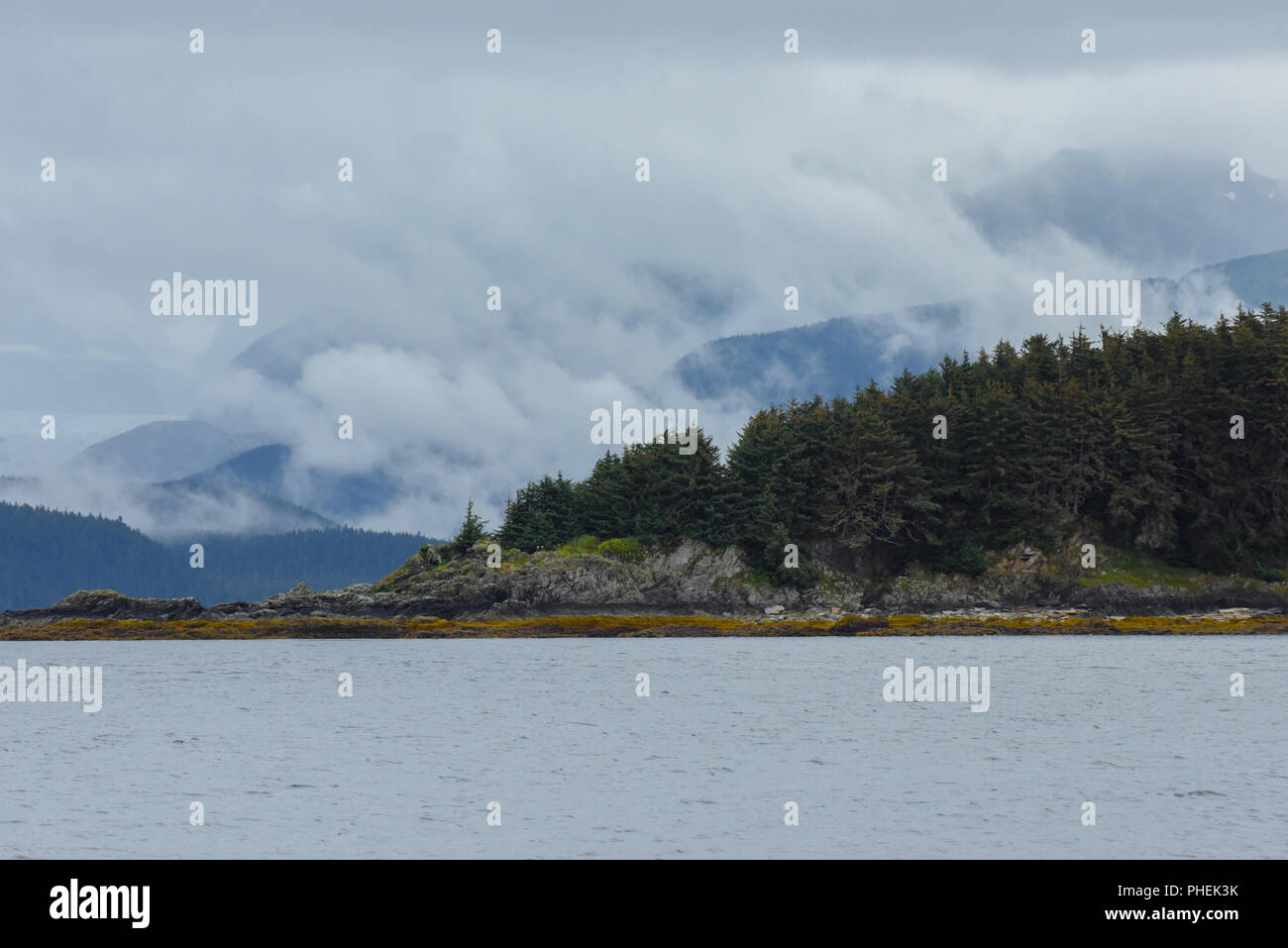 La mattina presto del Lynn Canal vicino a Juneau in Alaska per una nave da crociera di escursione e Humpback Whale watching tour classico scenario in Alaska e nuvole Foto Stock