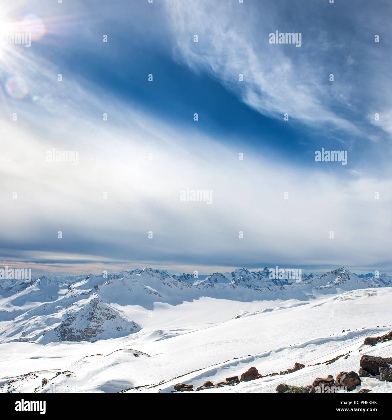 Montagne blu in nuvole Foto Stock