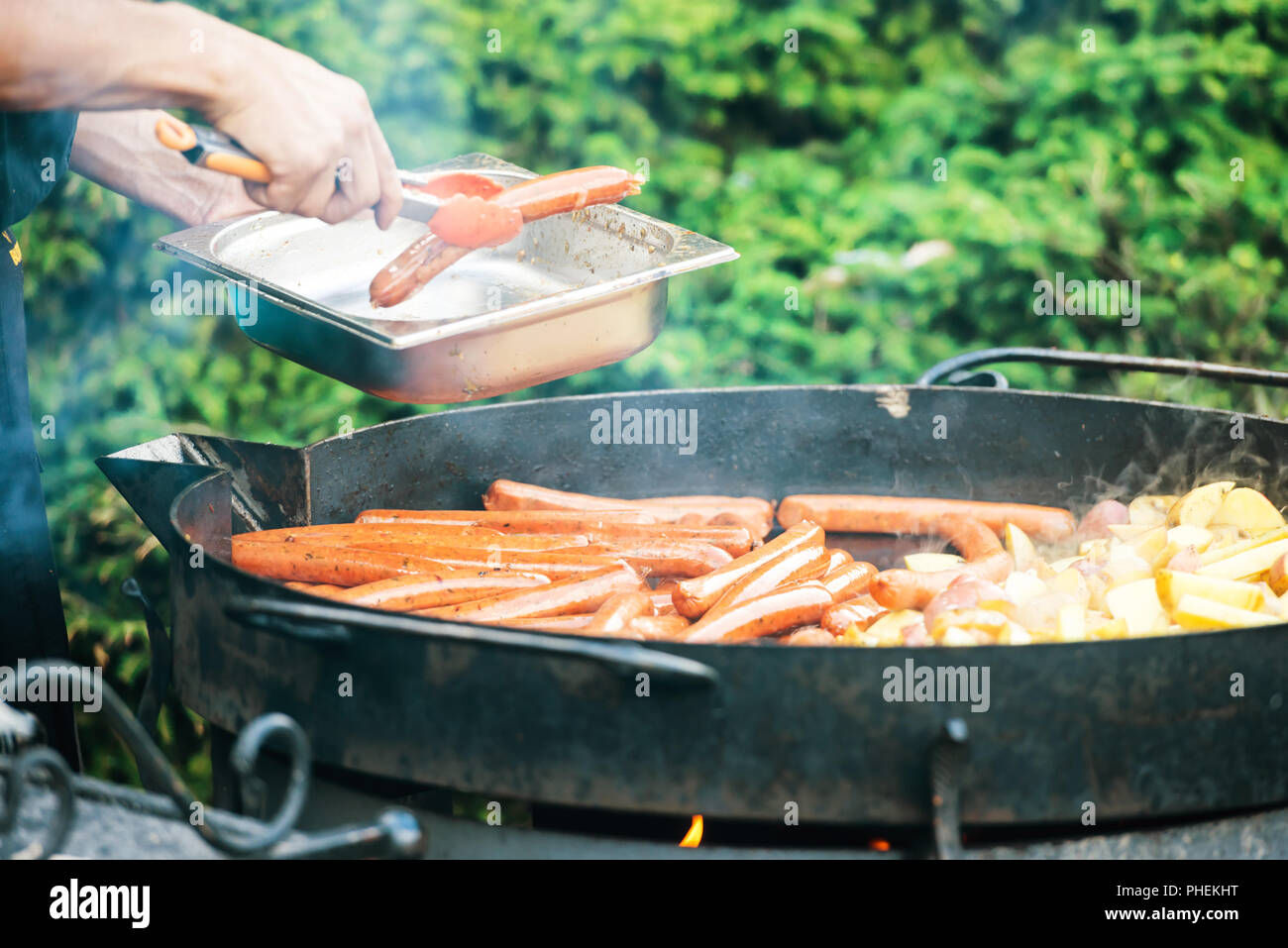 Salsicce per la cottura alla griglia Foto Stock