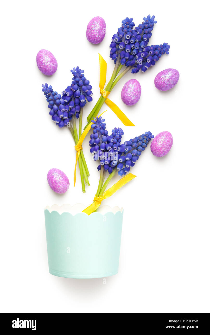 Composizione di pasqua su sfondo bianco Foto Stock