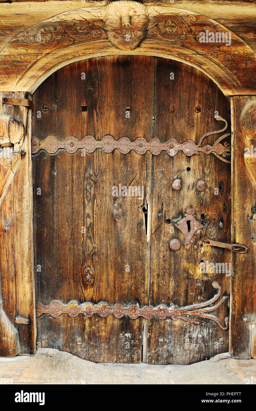 Bella e antica porta di legno su legno antico log house Foto Stock