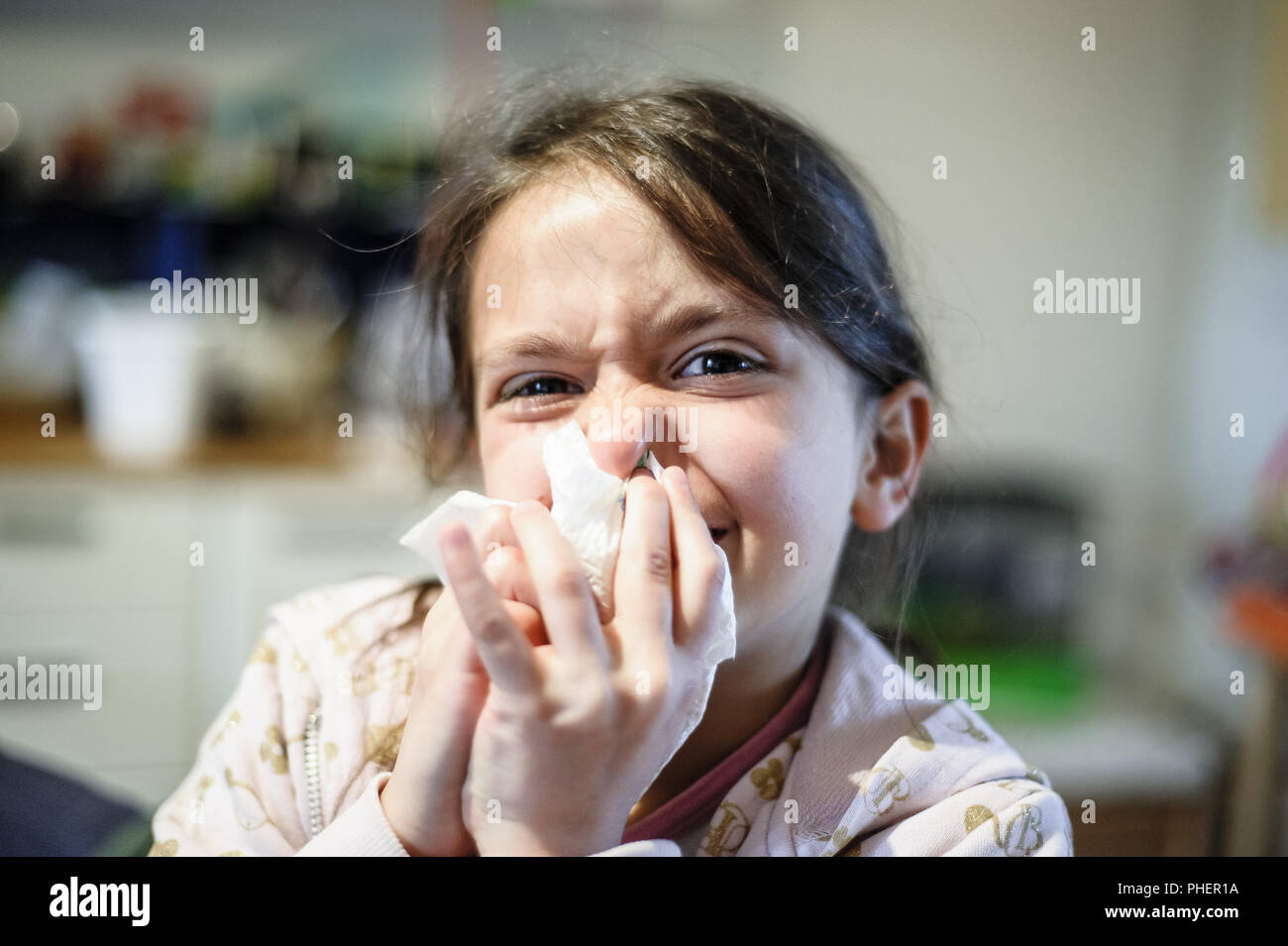 5-anno-vecchia ragazza soffia il naso Foto Stock