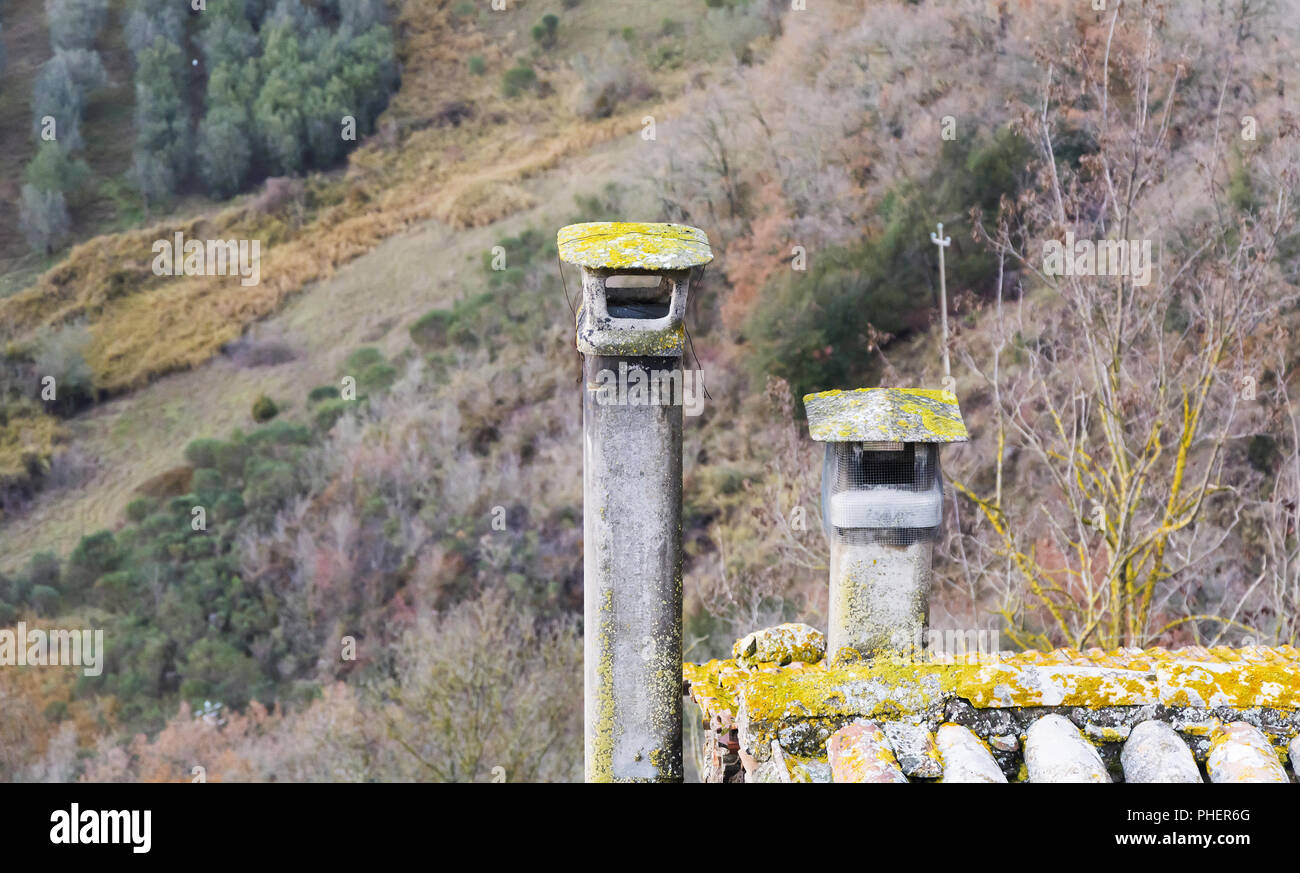 Una coppia di due vecchi rovinato camino Foto Stock