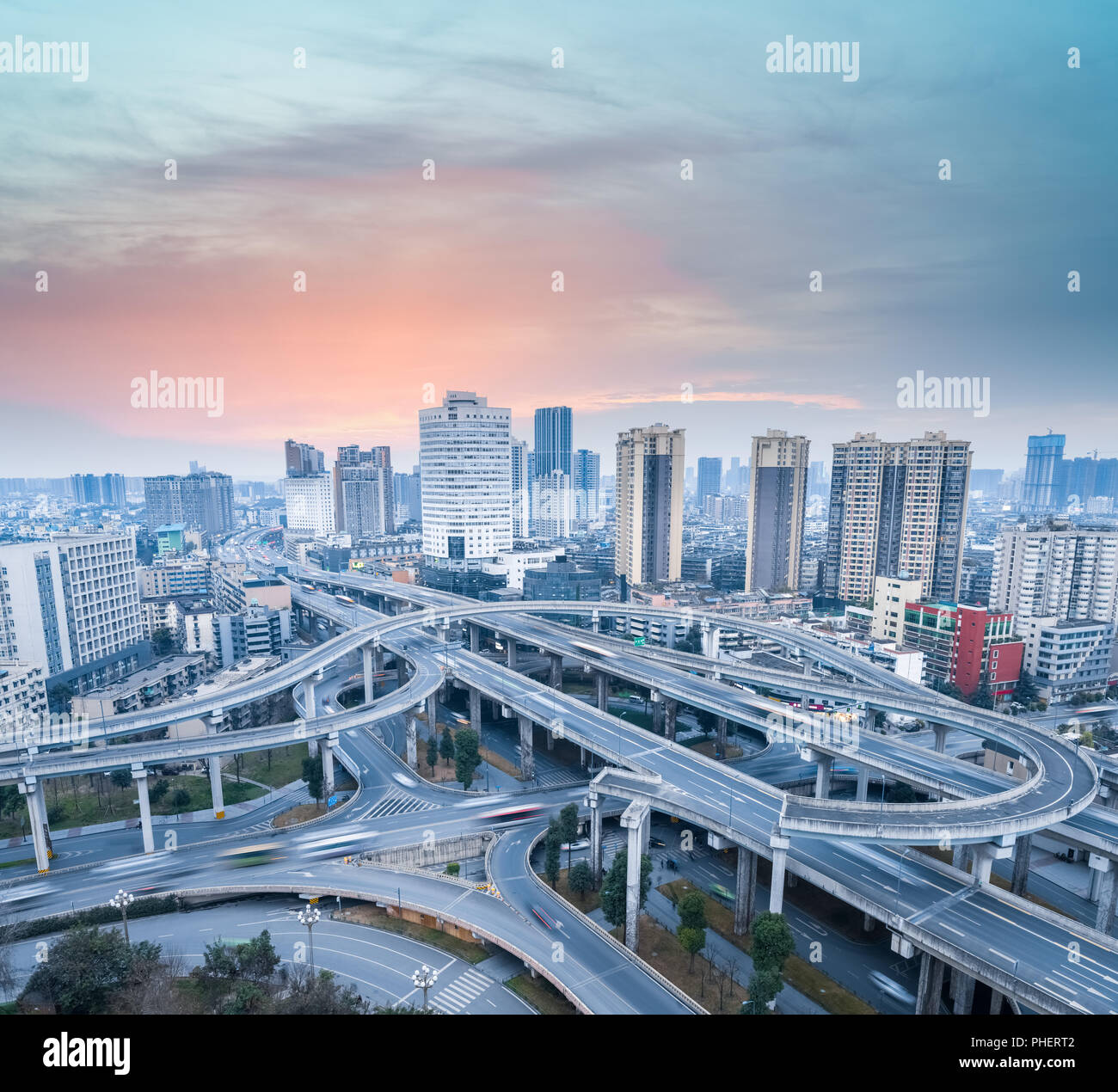 Interscambio di città al crepuscolo Foto Stock