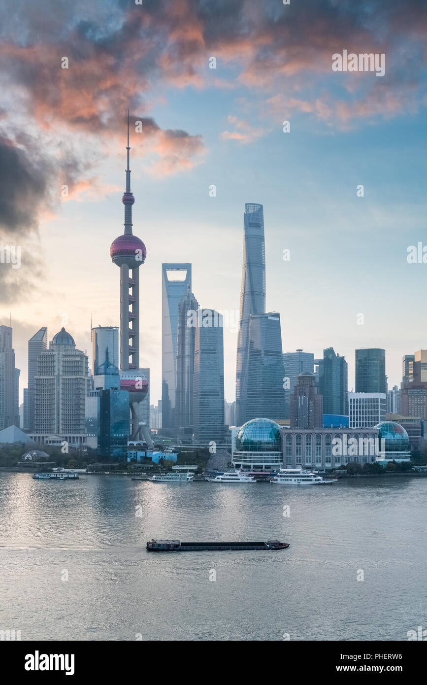 Paesaggio urbano di Shanghai con bagliore di mattina Foto Stock