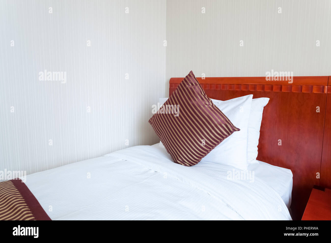 Primo piano letto in camera in hotel Foto Stock