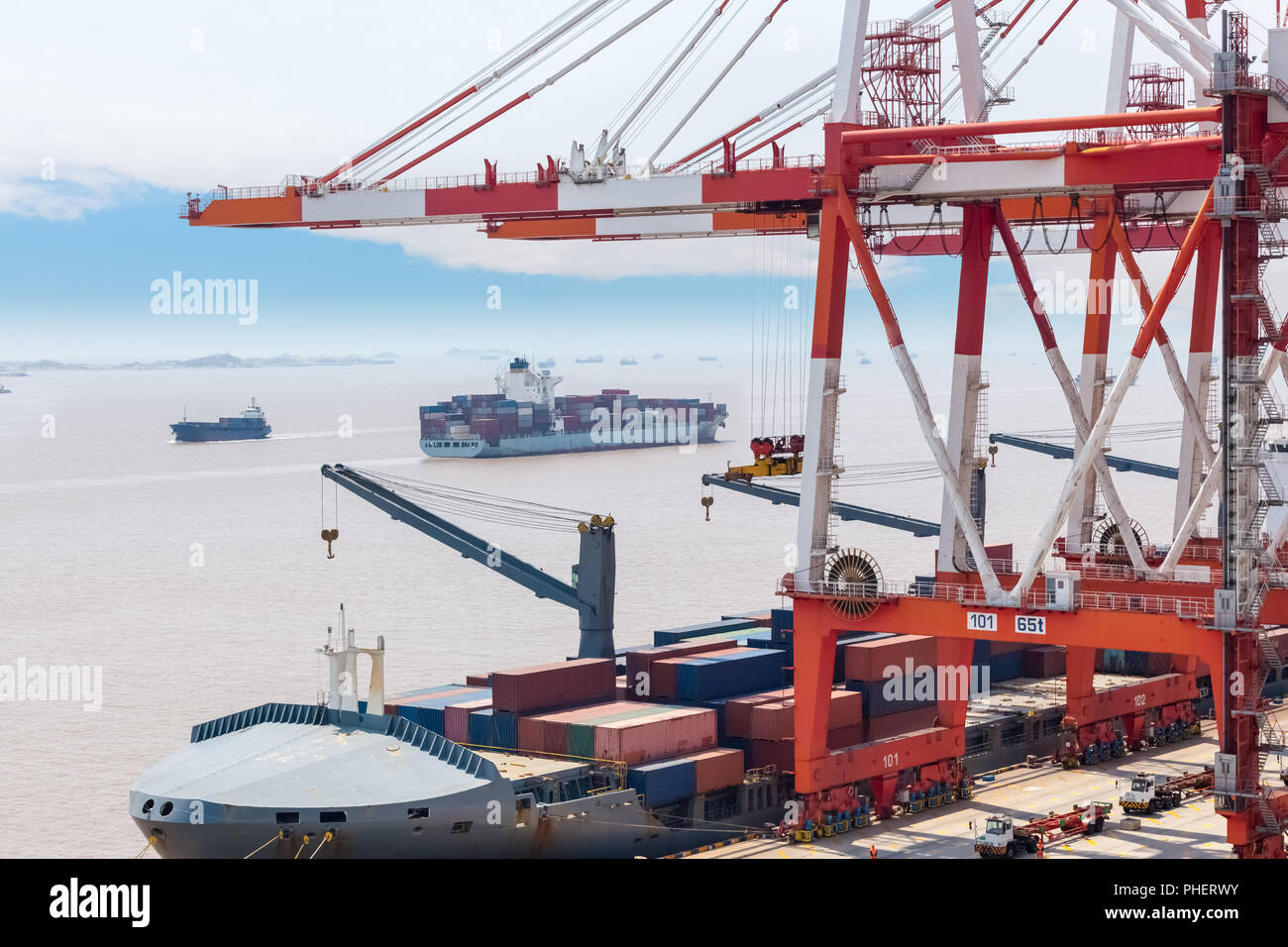 Contenitore gantry crane nel porto di Shanghai Foto Stock