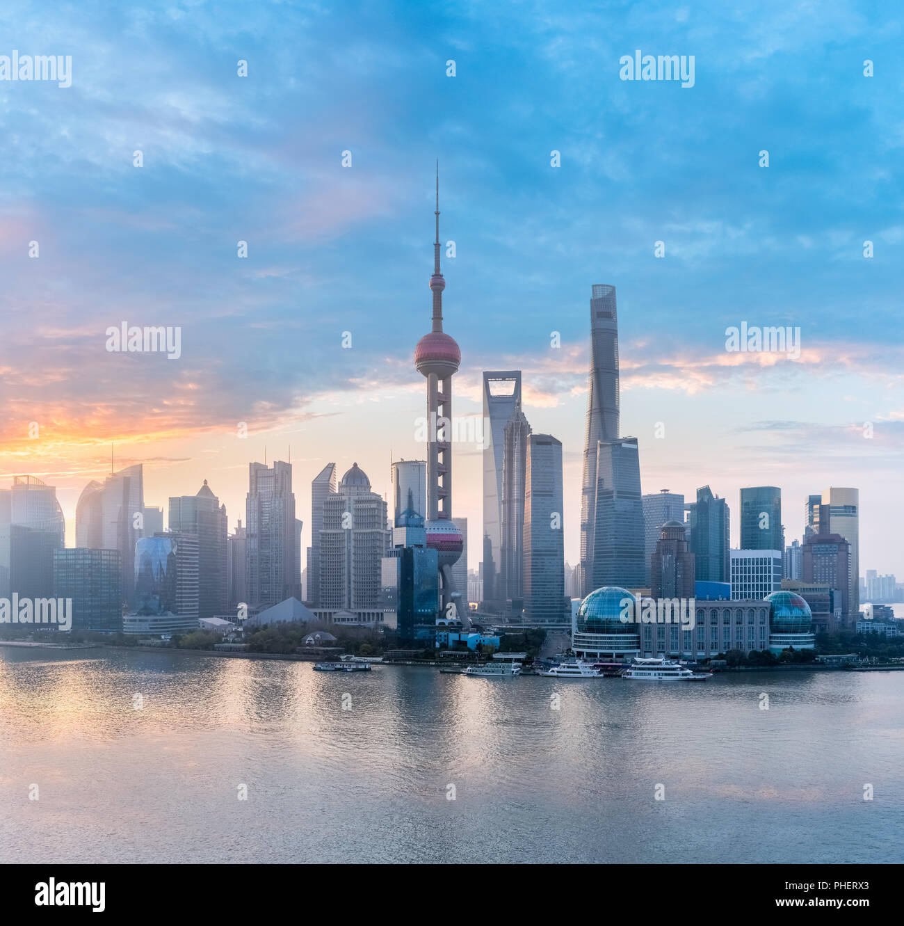 Lo skyline di Shanghai con bagliore di mattina Foto Stock