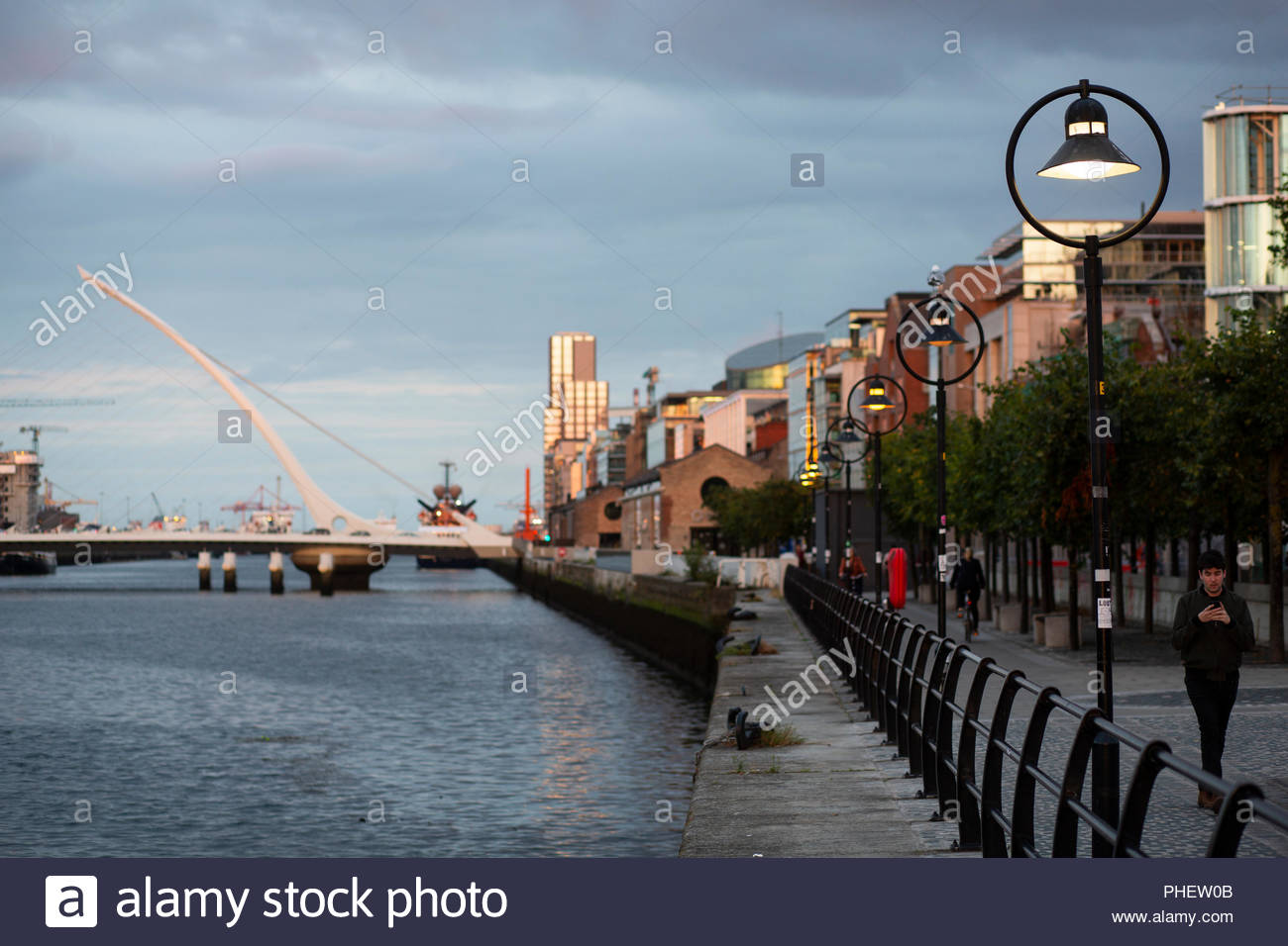 La bellezza di un tramonto di Dublino come la luce va giù sul fiume Liffey e Samuel Beckett bridge Foto Stock