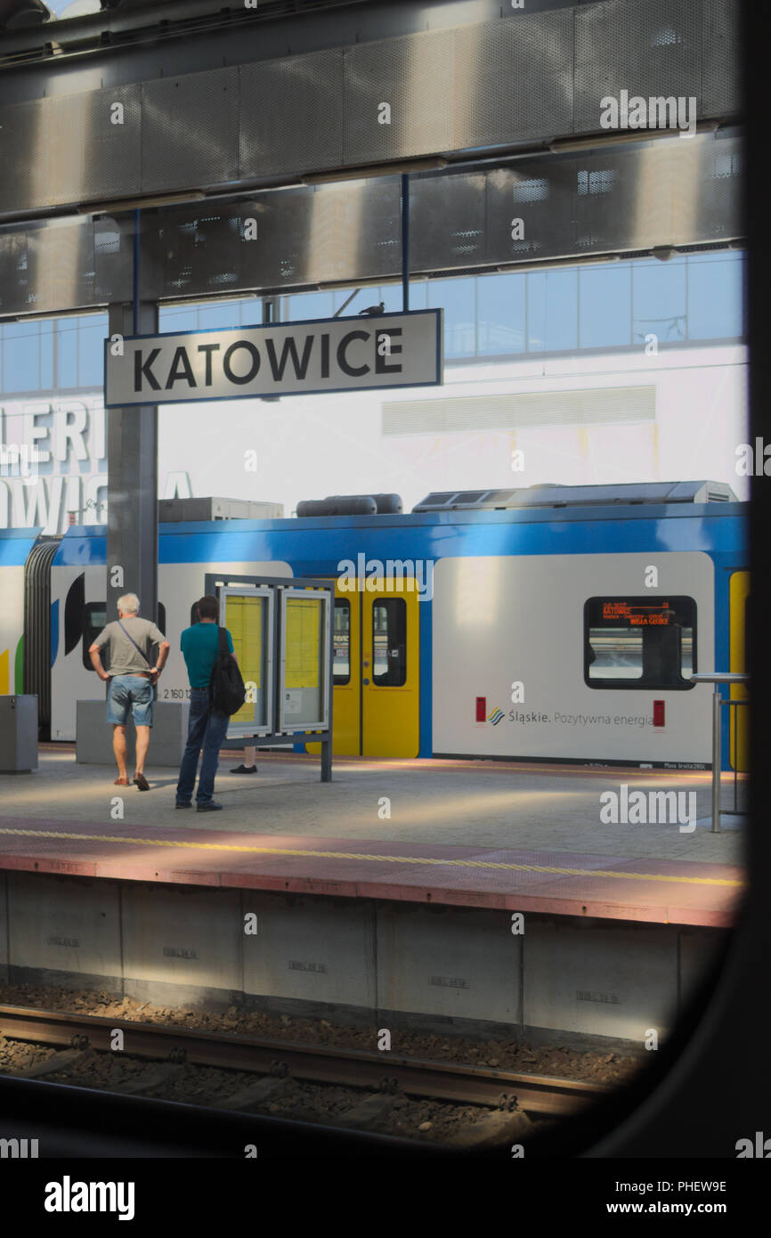 Stazione ferroviaria piattaforma in Katowice in Polonia. Foto Stock