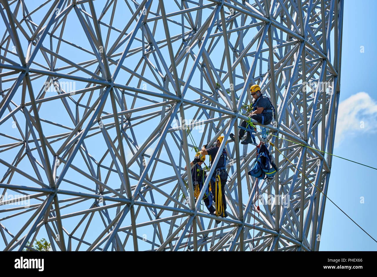 Lavoratori edili facendo lavori di manutenzione sulle barre di acciaio della biosfera ambiente museum di Montreal, Quebec, Canada. Foto Stock