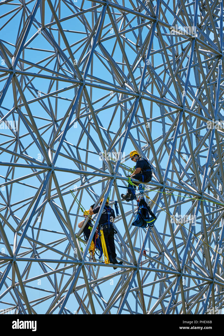 Lavoratori edili facendo lavori di manutenzione sulle barre di acciaio della biosfera ambiente museum di Montreal, Quebec, Canada. Foto Stock