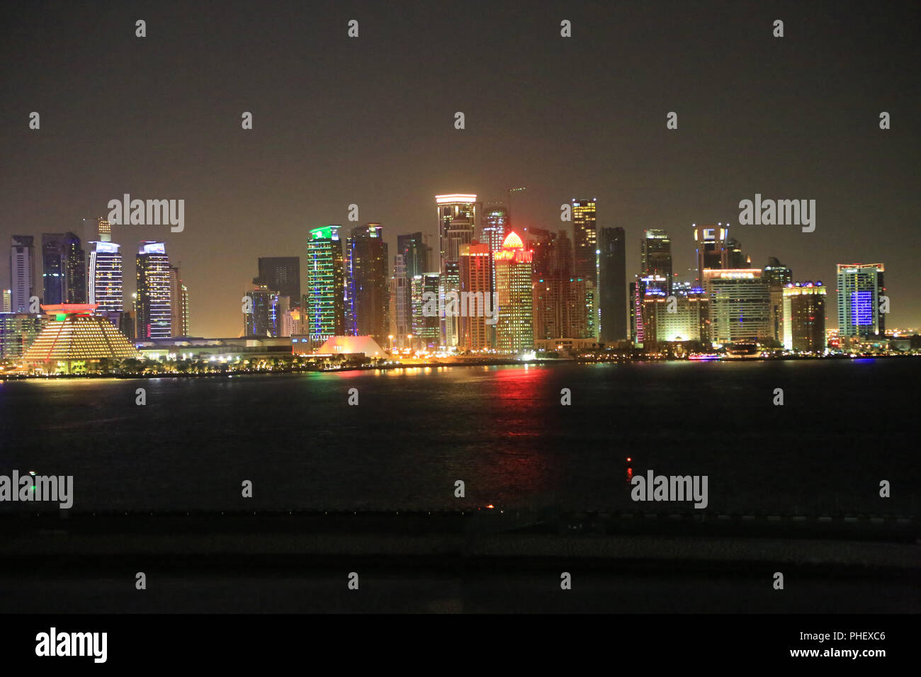Il Qatar, città capitale Doha, skyline notturno Foto Stock