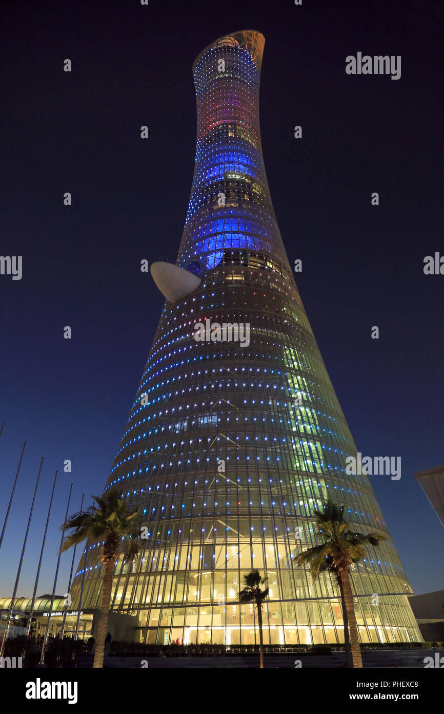 Il Qatar, capitale Doha, la torre di torcia di notte. Foto Stock
