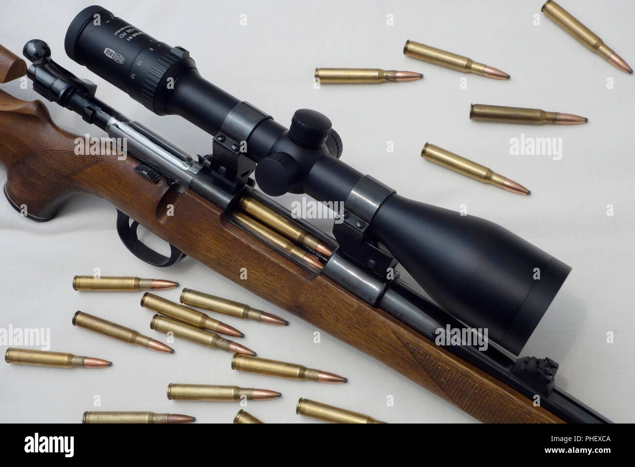 Close up di un caccia Sporting fucile Mauser con sistema di bloccaggio e per fucile montato-scope e munizioni sparse .30-06 Foto Stock