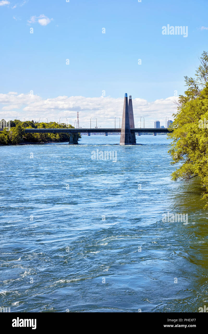 Pont des iles ponte sul fiume San Lorenzo a Montreal, Quebec, Canada. Foto Stock