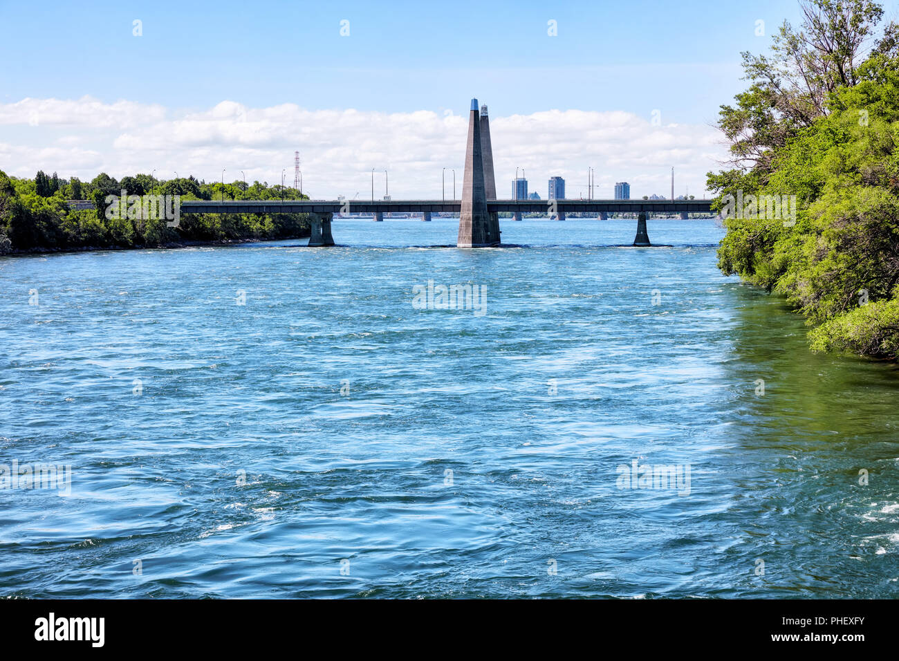 Pont des iles ponte sul fiume San Lorenzo a Montreal, Quebec, Canada. Foto Stock