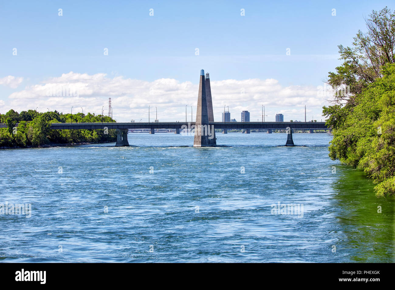 Pont des iles ponte sul fiume San Lorenzo a Montreal, Quebec, Canada. Foto Stock