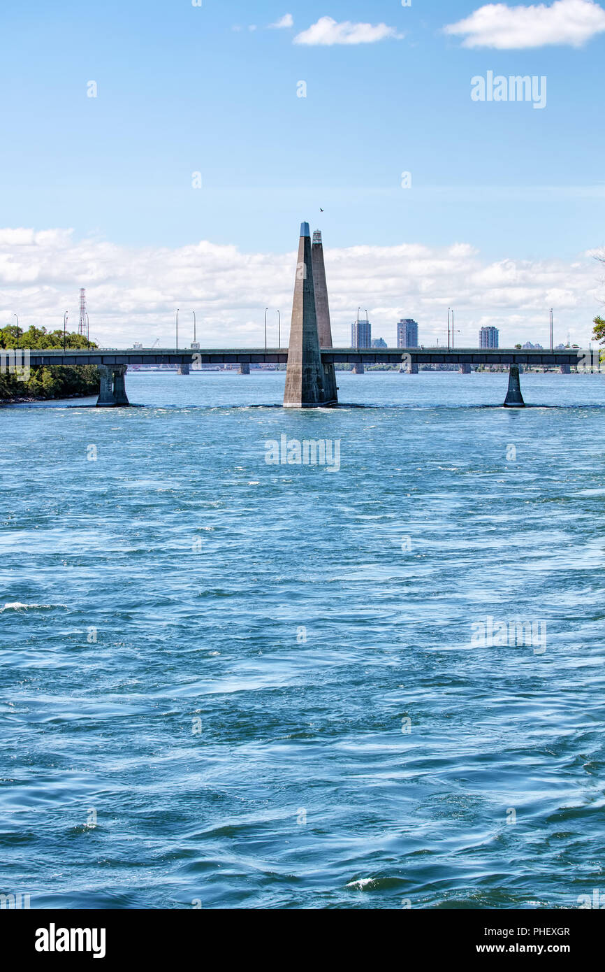 Pont des iles ponte sul fiume San Lorenzo a Montreal, Quebec, Canada. Foto Stock