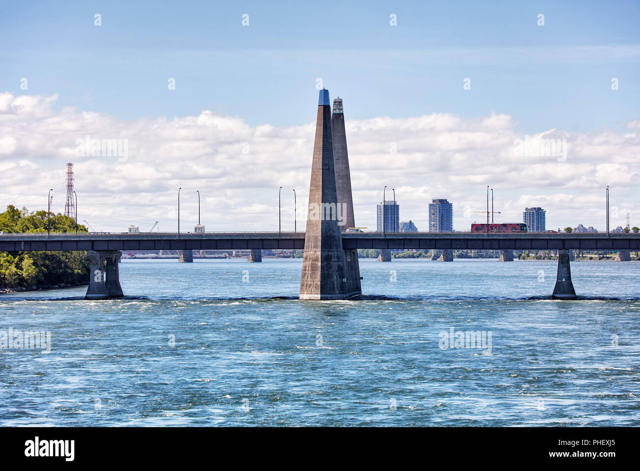 Pont des iles ponte sul fiume San Lorenzo a Montreal, Quebec, Canada. Foto Stock