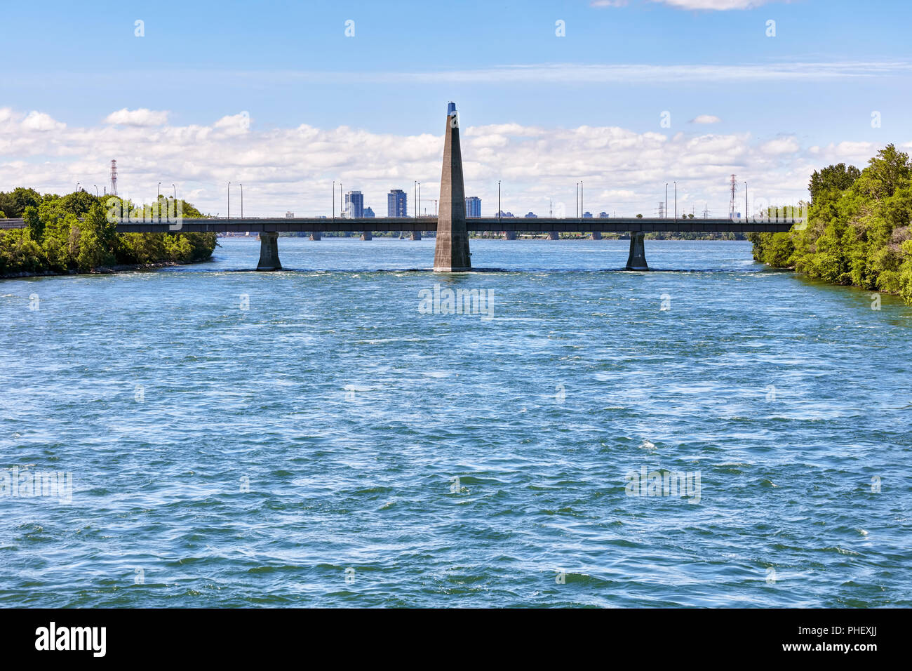Pont des iles ponte sul fiume San Lorenzo a Montreal, Quebec, Canada. Foto Stock