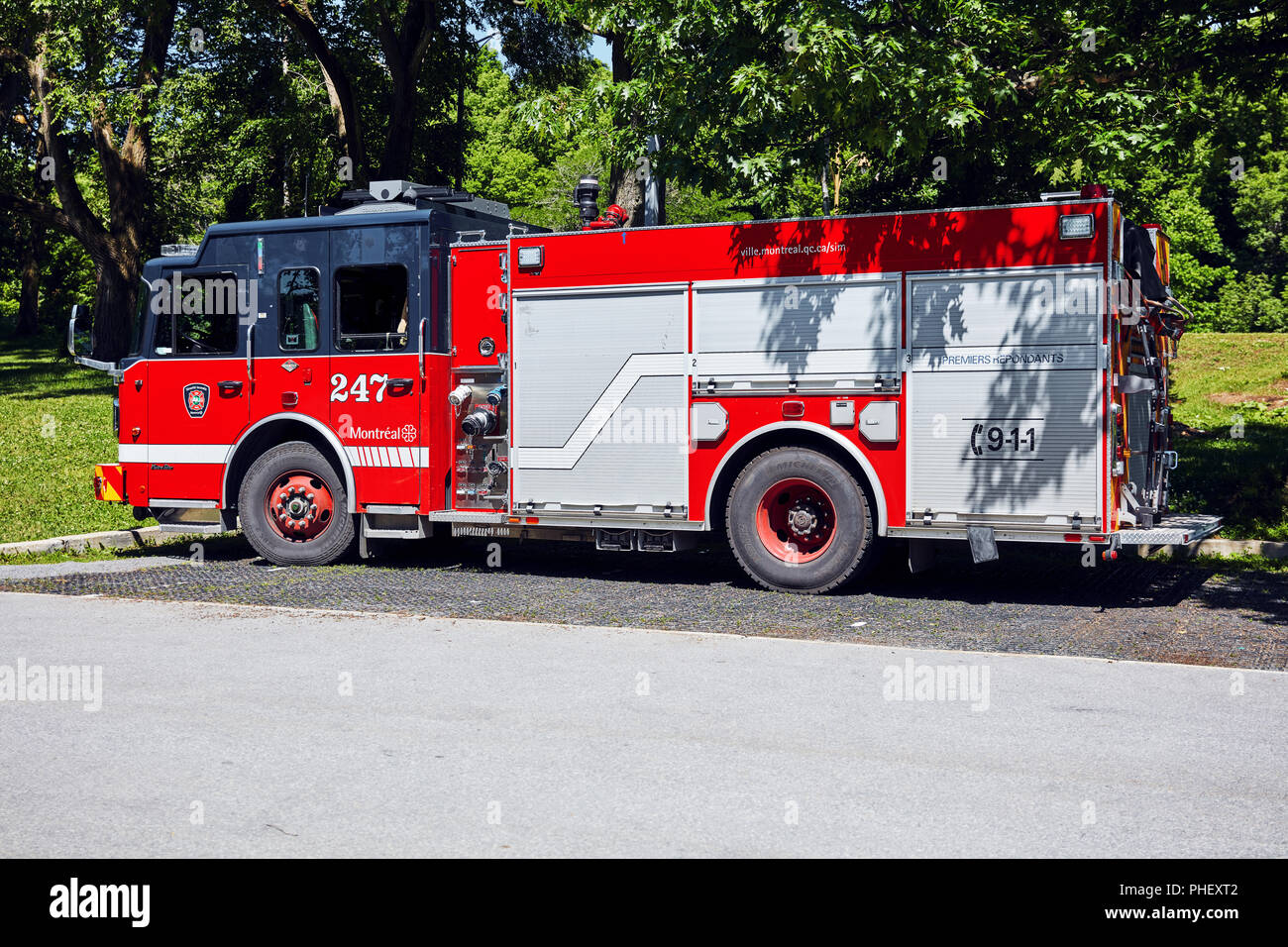 Rosso fuoco carrello parcheggiato sulla strada a Montreal, Quebec, Canada. Foto Stock