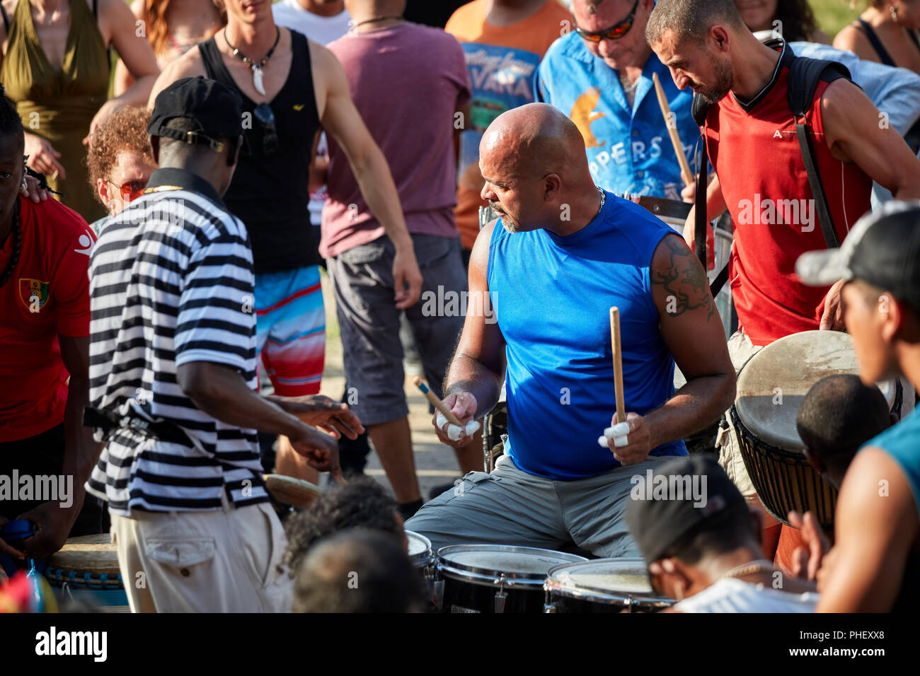 African American batterista e percussionisti giocare davanti al pubblico di Tam Tam festival in Mount Royal Park, Montreal, Quebec, Canada. Foto Stock