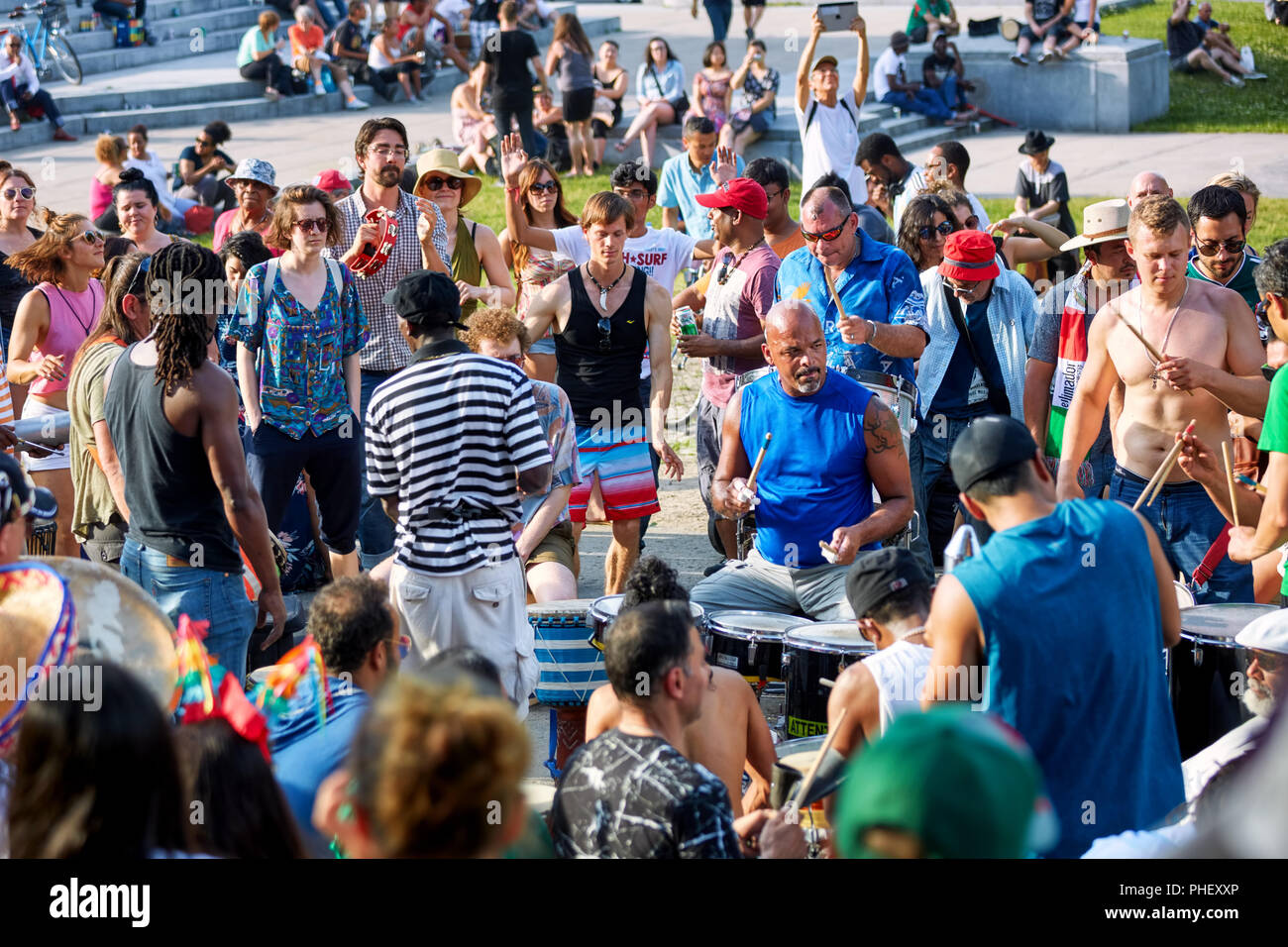 African American batterista e percussionisti giocare davanti al pubblico di Tam Tam festival in Mount Royal Park, Montreal, Quebec, Canada. Foto Stock