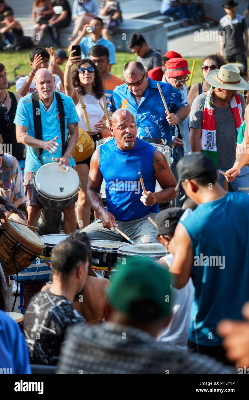 African American batterista e percussionisti giocare davanti al pubblico di Tam Tam festival in Mount Royal Park, Montreal, Quebec, Canada. Foto Stock