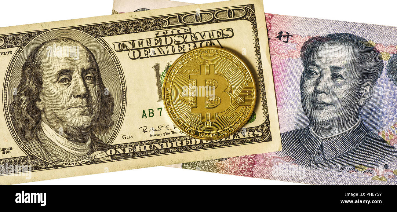 Golden bitcoin su multi valuta banconote dollaro e yuan note Foto Stock