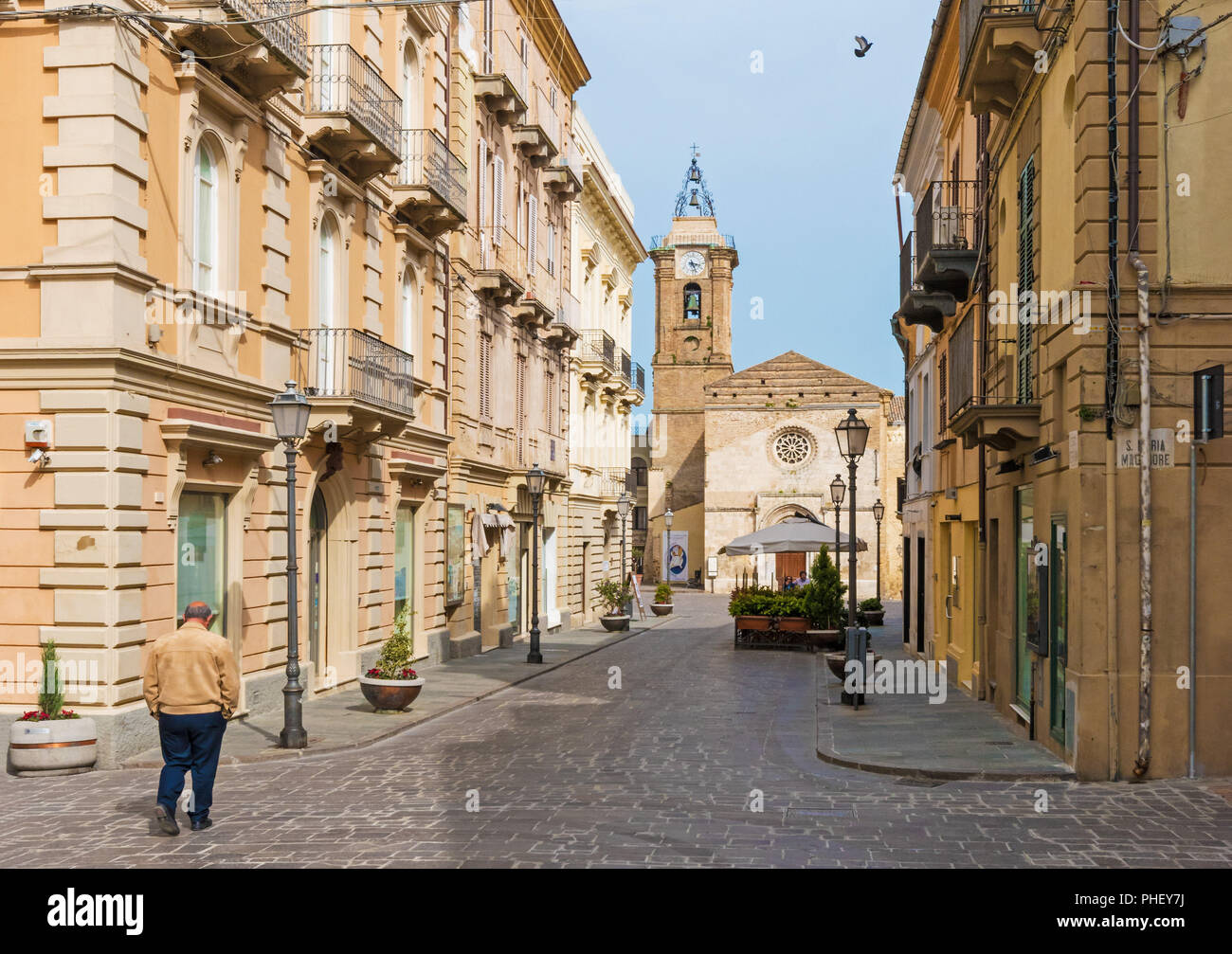 Vasto, Italia - una città di mare sulla collina, regione Abruzzo. Qui il centro storico durante la primavera. Foto Stock