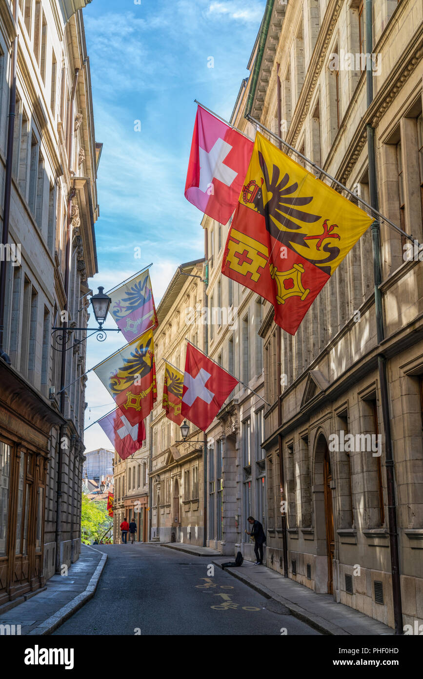 26 Agosto 2018 - Geneve, Svizzera. Pittoresca strada con bandiere e la vecchia architettura case in città bellissima Città Vecchia. Foto Stock