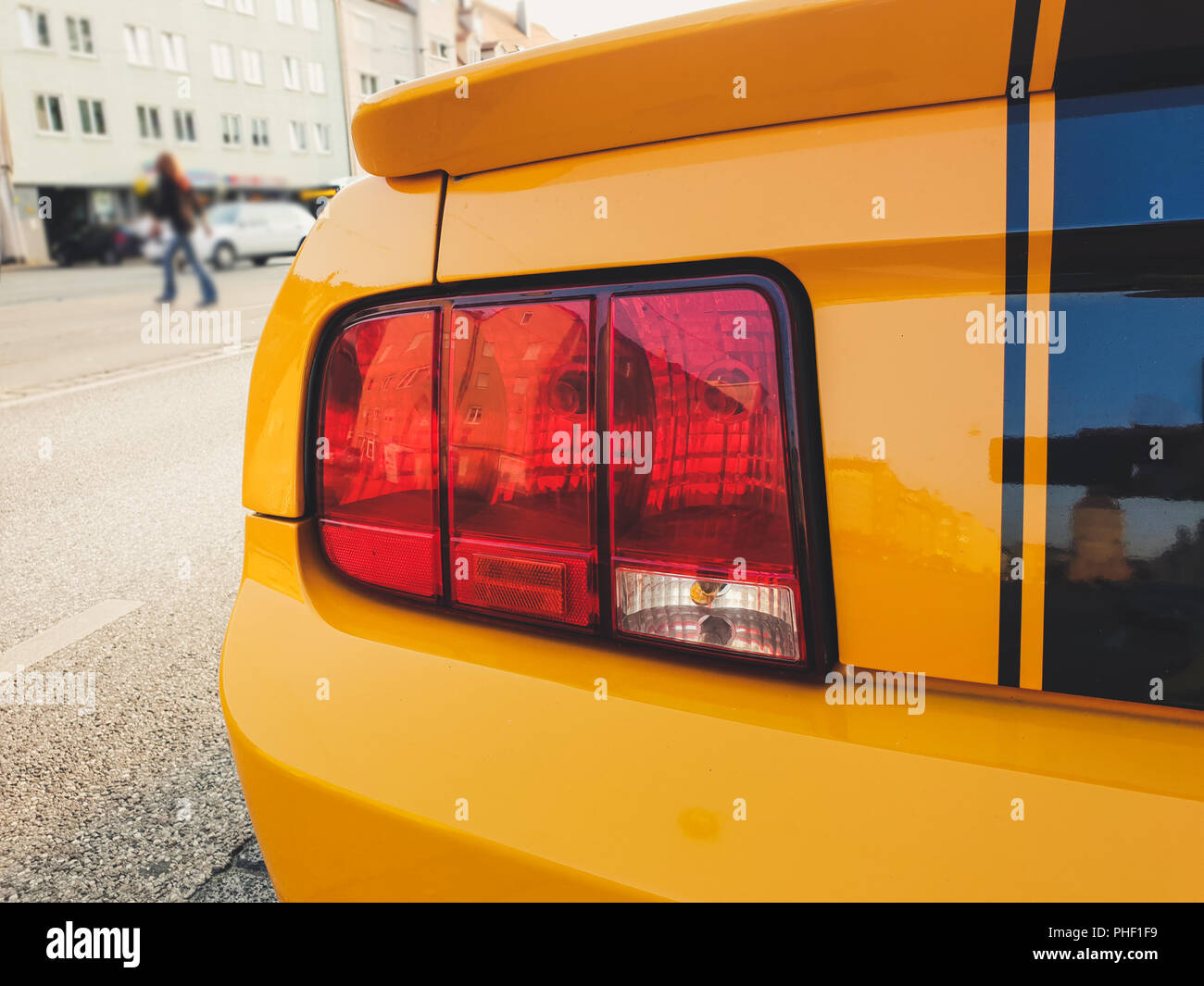 Vista ravvicinata su un arancio e nero mustang in città Foto Stock