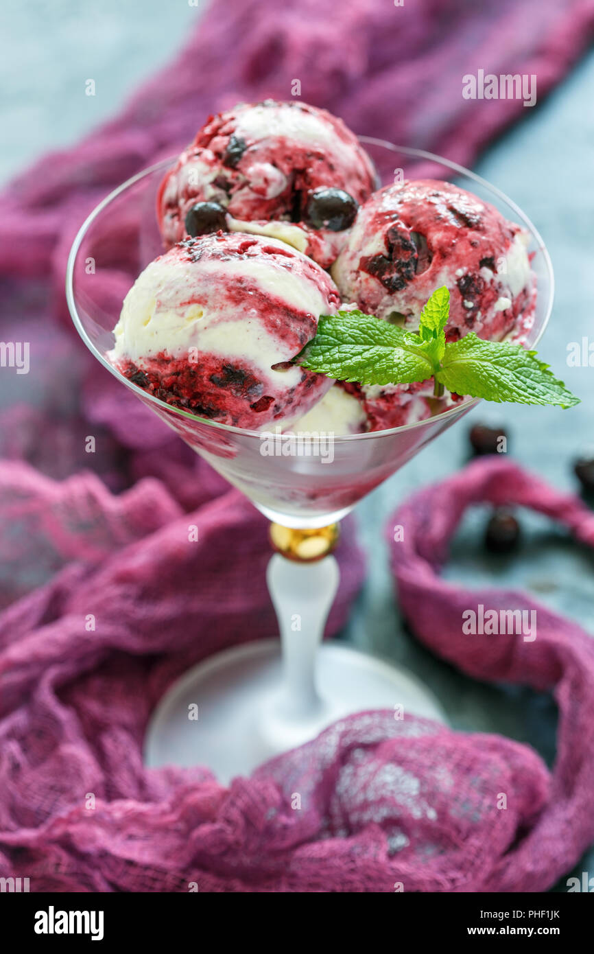 In casa di gelato alla vaniglia con il ribes nero. Foto Stock