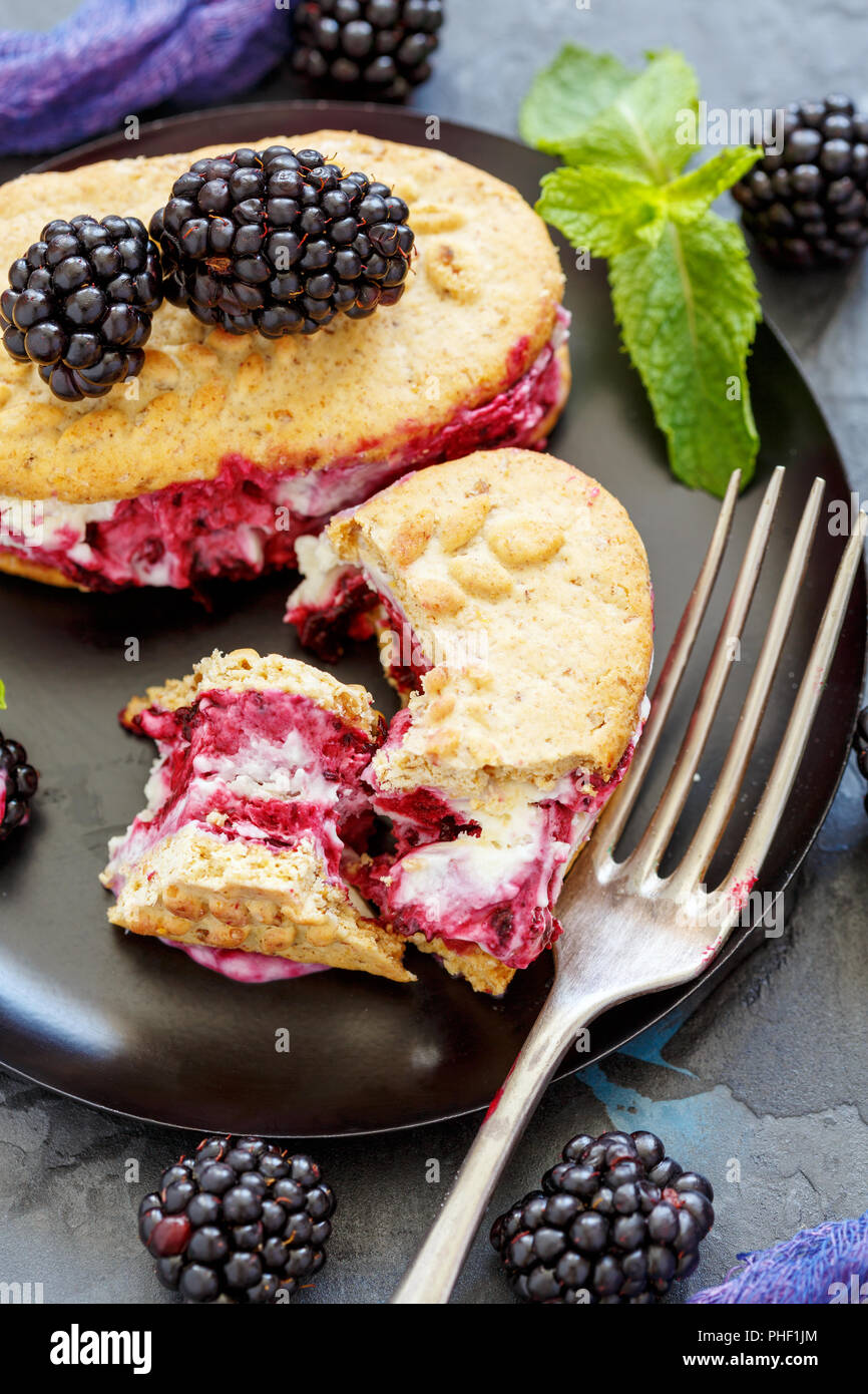Gelato fatto in casa cookie sandwich con blackberry. Foto Stock